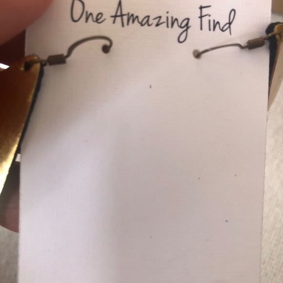 NWT gold earrings one amazing find - Picture 6 of 6